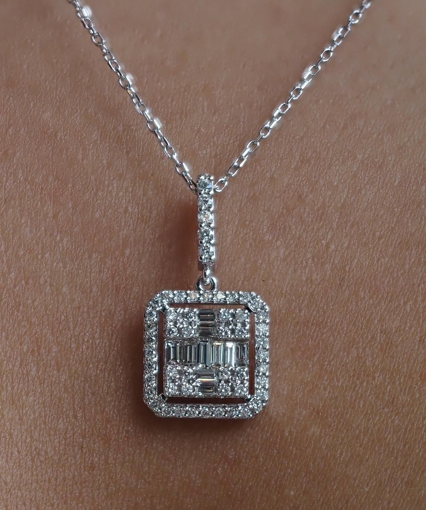 0.63 Karat Baget Pırlanta Kolye