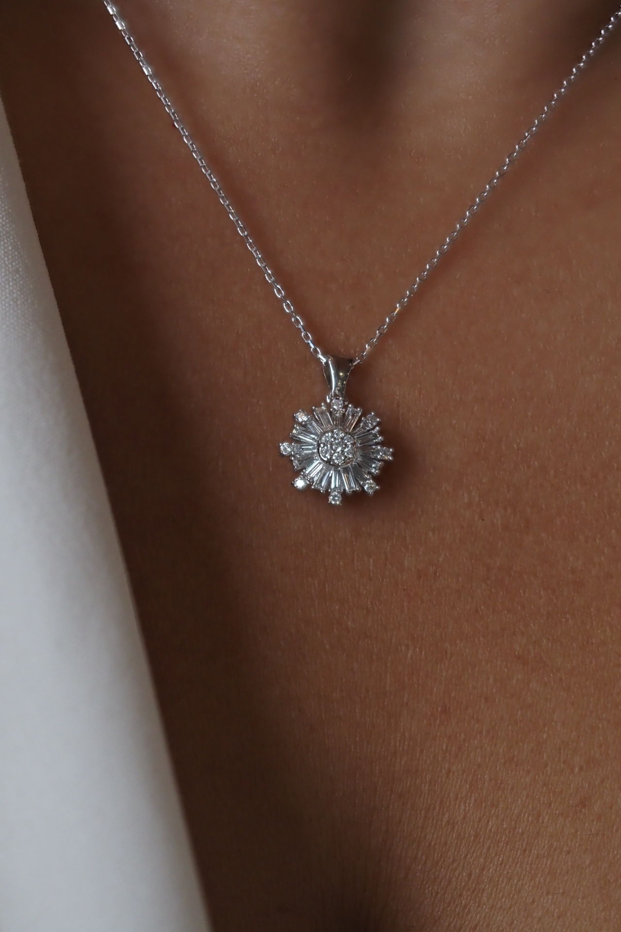 0.34 Karat Baget Pırlanta Kolye