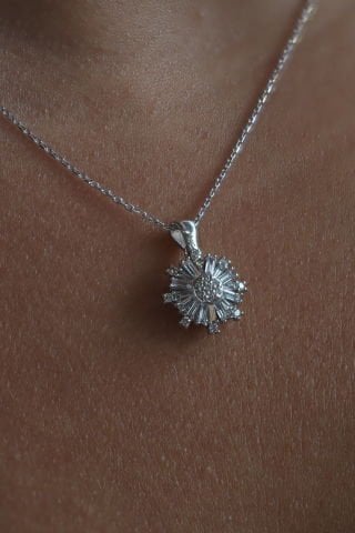 0.34 Karat Baget Pırlanta Kolye