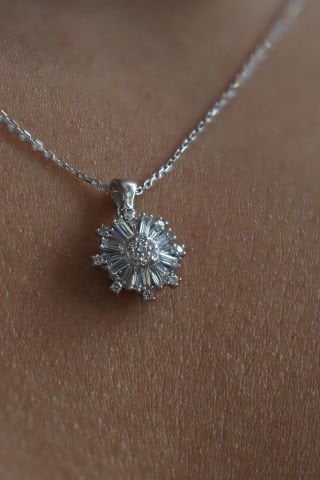 0.34 Karat Baget Pırlanta Kolye
