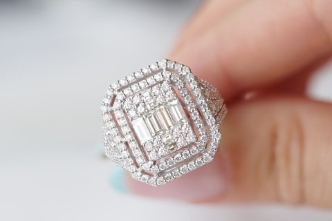 1.95 KARAT BAGET PIRLANTA YÜZÜK