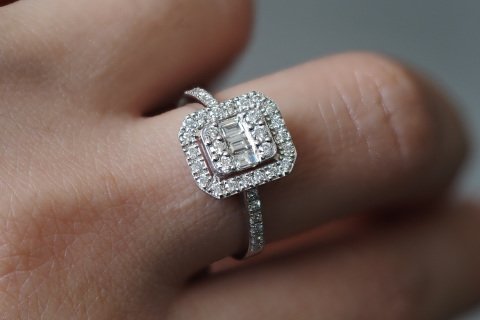 0.64 KARAT BAGET PIRLANTA YÜZÜK