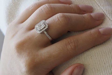 0.64 KARAT BAGET PIRLANTA YÜZÜK
