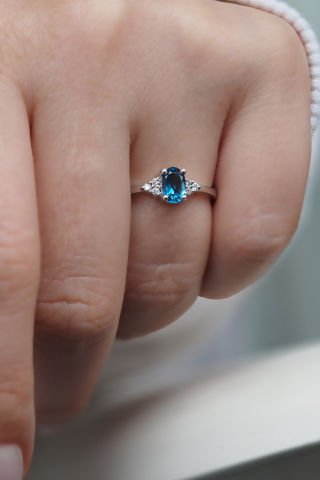 0.61 karat London Blue & Pırlanta Yüzük