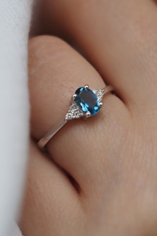 0.61 karat London Blue & Pırlanta Yüzük