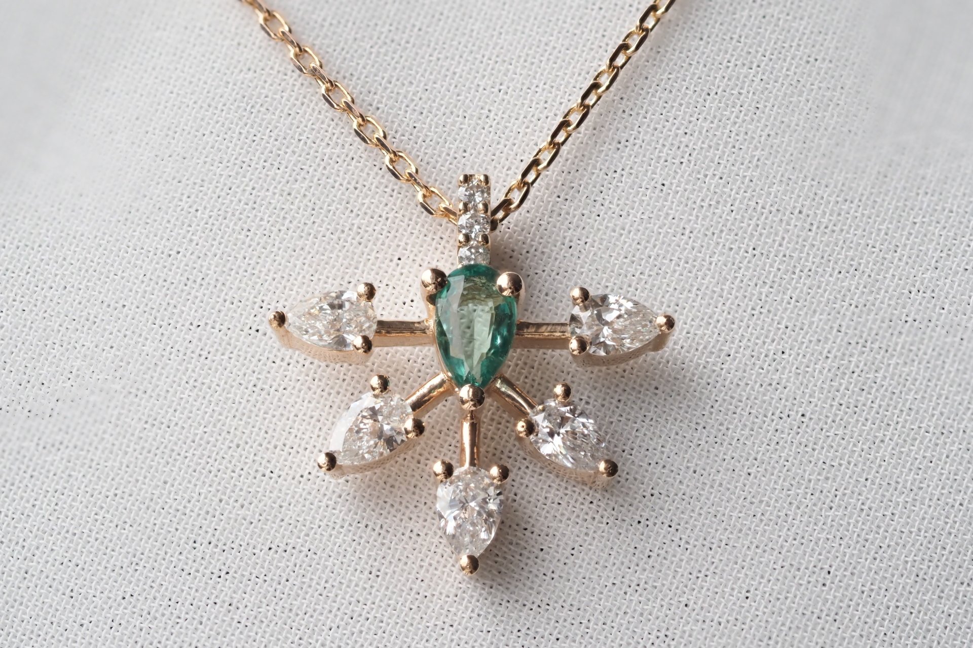 0.65 KARAT ZÜMRÜT PIRLANTA KOLYE