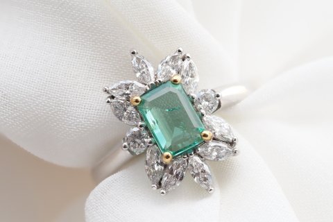 1.43 KARAT ZÜMRÜT PIRLANTA YÜZÜK