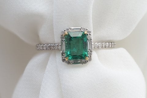1.45 KARAT ZÜMRÜT PIRLANTA YÜZÜK