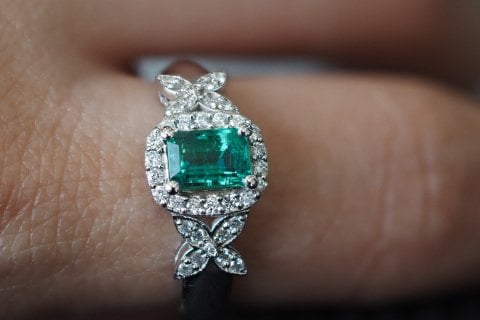 1.20 KARAT ZÜMRÜT PIRLANTA YÜZÜK