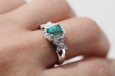 1.20 KARAT ZÜMRÜT PIRLANTA YÜZÜK