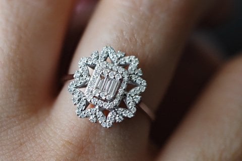 0.41 KARAT BAGET PIRLANTA YÜZÜK