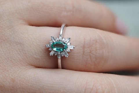 0.50 KARAT BAGET ZÜMRÜT PIRLANTA YÜZÜK