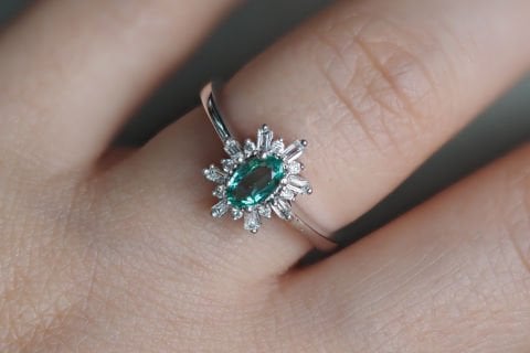0.50 KARAT BAGET ZÜMRÜT PIRLANTA YÜZÜK