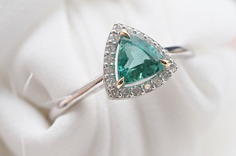0.75 KARAT TRIANGLE ZÜMRÜT PIRLANTA YÜZÜK