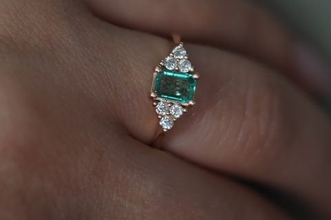 0.73 KARAT ZÜMRÜT PIRLANTA YÜZÜK