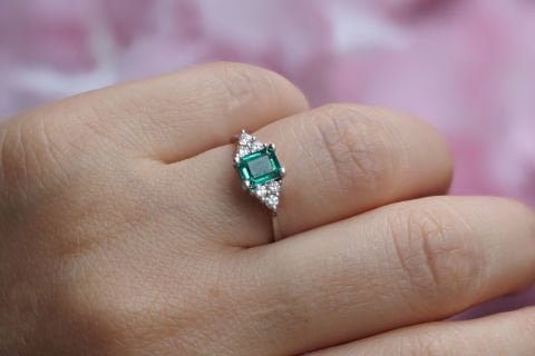 1.03 KARAT ZÜMRÜT PIRLANTA YÜZÜK