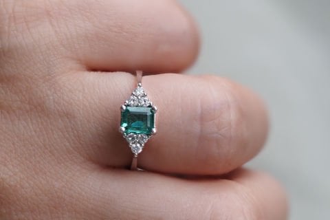 1.03 KARAT ZÜMRÜT PIRLANTA YÜZÜK