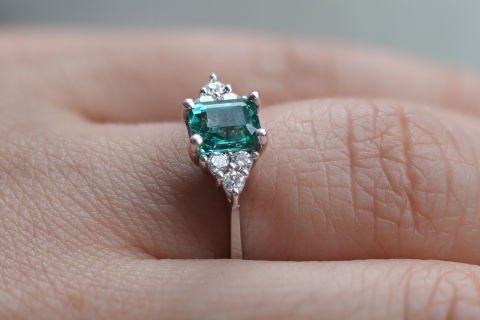 1.03 KARAT ZÜMRÜT PIRLANTA YÜZÜK