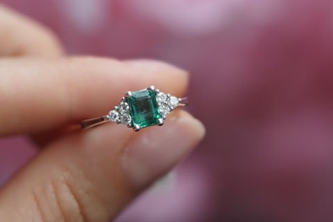1.03 KARAT ZÜMRÜT PIRLANTA YÜZÜK