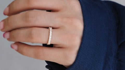 0.35 KARAT BAGET YARIM TUR PIRLANTA YÜZÜK