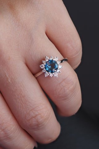 0.30 KARAT LONDON BLUE PIRLANTA YÜZÜK