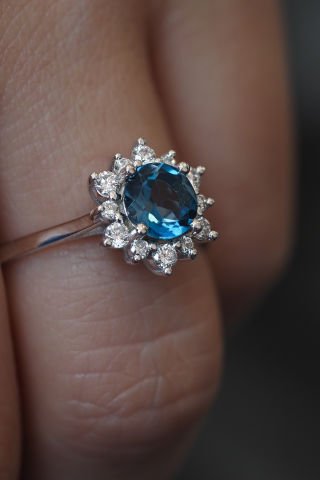 0.30 KARAT LONDON BLUE PIRLANTA YÜZÜK