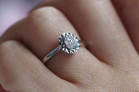 0.09 KARAT BAGET PIRLANTA YÜZÜK