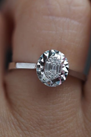 0.09 KARAT BAGET PIRLANTA YÜZÜK