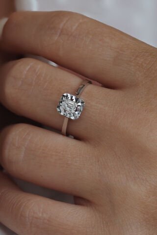 0.09 KARAT BAGET PIRLANTA YÜZÜK
