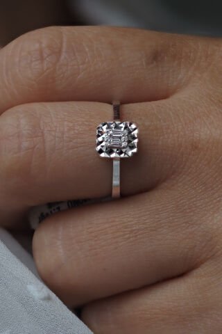 0.09 KARAT BAGET PIRLANTA YÜZÜK