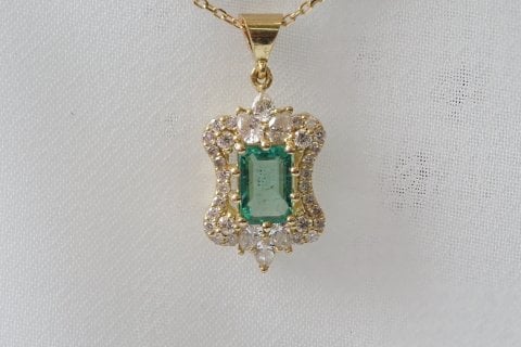 0.82 KARAT ZÜMRÜT PIRLANTA KOLYE