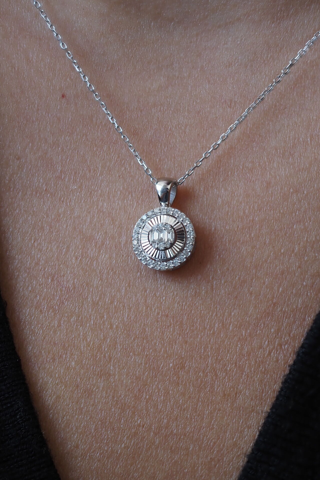 0.18 karat Baget Pırlanta Kolye