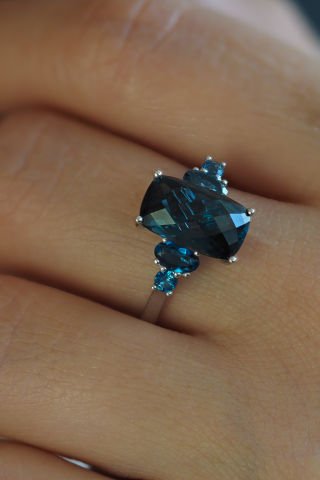 4,40 karat London Blue Yüzük