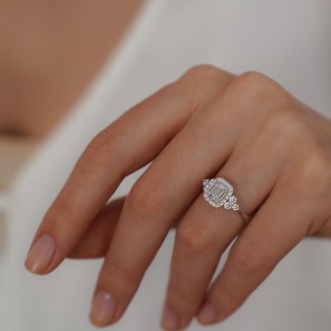 0.78 KARAT BAGET PIRLANTA YÜZÜK