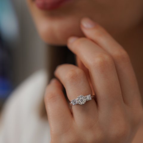 0.46 KARAT BAGET PIRLANTA YÜZÜK