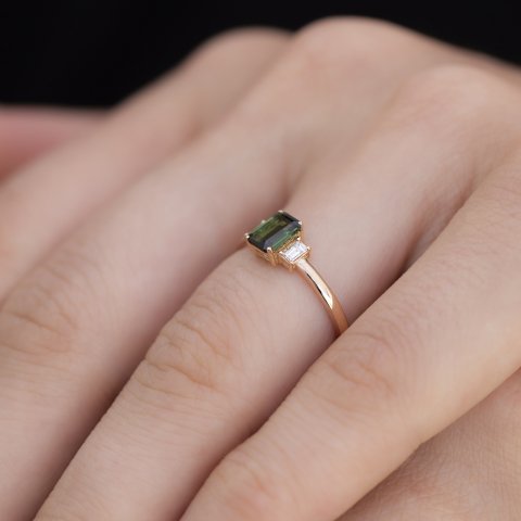 0.90 KARAT BAGET GARNET PIRLANTA YÜZÜK