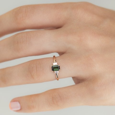0.90 KARAT BAGET GARNET PIRLANTA YÜZÜK