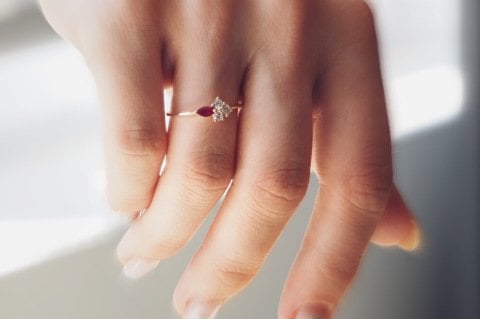 0.42 KARAT RUBY PIRLANTA YÜZÜK