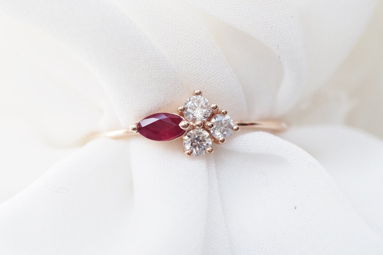 0.42 KARAT RUBY PIRLANTA YÜZÜK