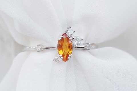 0.59 KARAT ORANGE SAFİR PIRLANTA YÜZÜK