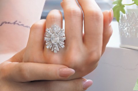 2.14 KARAT BAGET PIRLANTA YÜZÜK