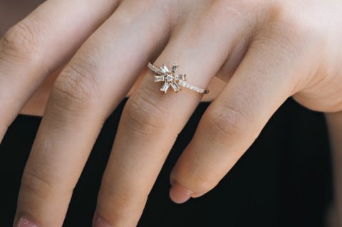 0.34 KARAT BAGET ÇİÇEK PIRLANTA YÜZÜK