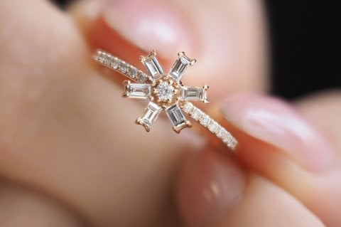 0.34 KARAT BAGET ÇİÇEK PIRLANTA YÜZÜK