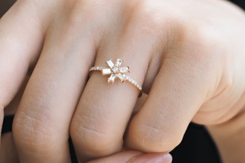 0.34 KARAT BAGET ÇİÇEK PIRLANTA YÜZÜK