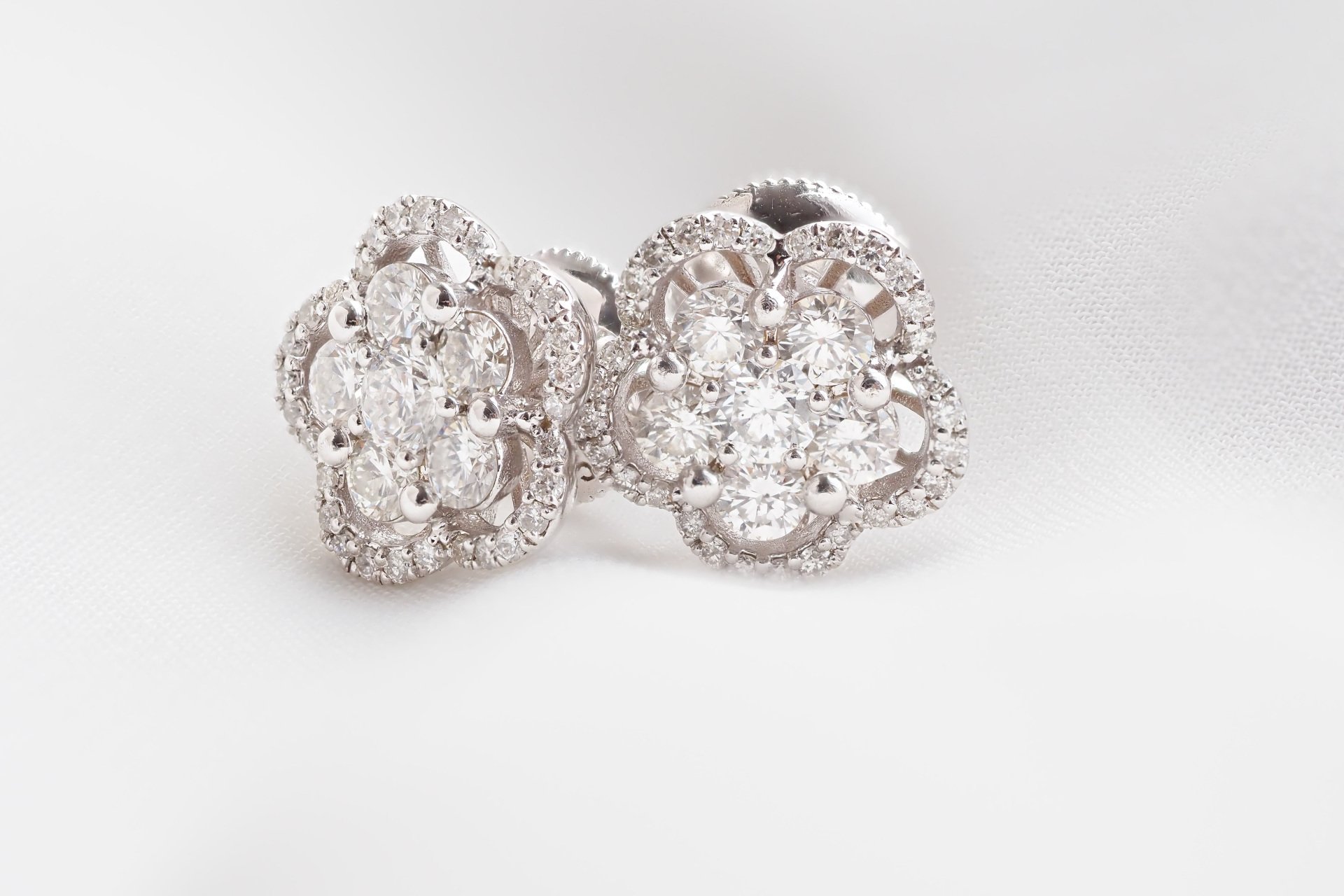 1.26 KARAT PIRLANTA KÜPE