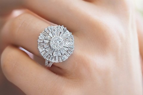 1.64 KARAT BAGET PIRLANTA YÜZÜK