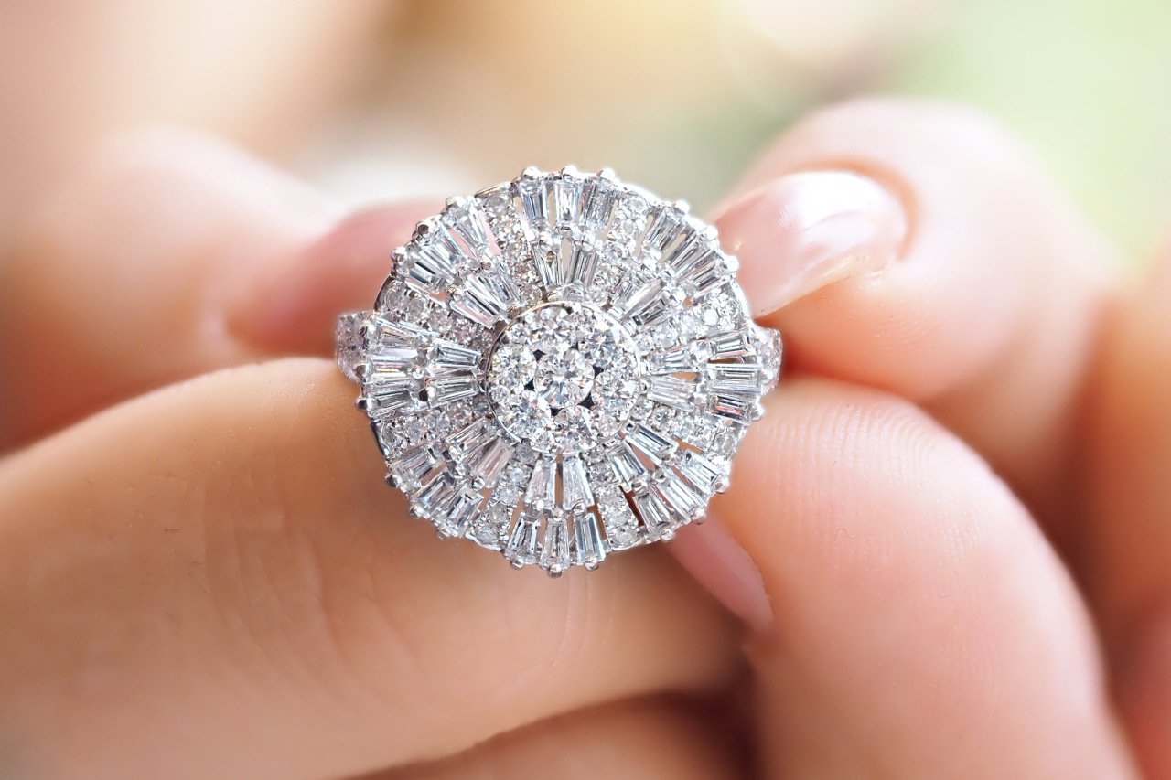 1.64 KARAT BAGET PIRLANTA YÜZÜK
