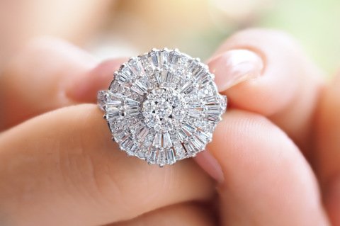 1.64 KARAT BAGET PIRLANTA YÜZÜK