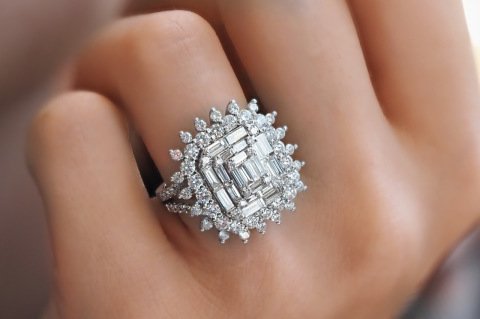 2.82 KARAT BAGET PIRLANTA YÜZÜK