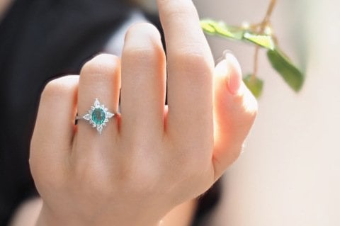 1.01 KARAT ZÜMRÜT PIRLANTA YÜZÜK